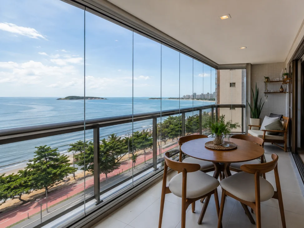 Varanda fechada com vidro, vista para a orla de Vila Velha